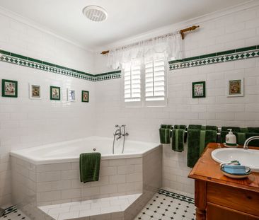 Relaxed Coastal Living in a Large Family Residence - Photo 6