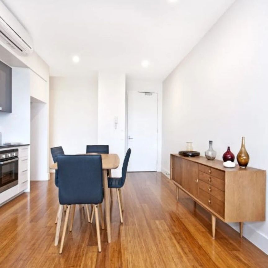 MODERN TWO BEDROOM APARTMENT IN FANTASTIC LOCATION! - Photo 1