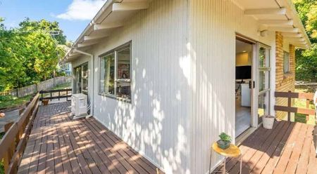 Comfy Remuera 4 Beds House Top School Zone - Photo 5