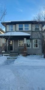 Beautiful & Cozy 3 Bedroom House with a Detached Double Garage - Photo 4