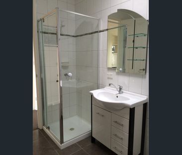 W O L V E R H A M P T O N - Photo 6