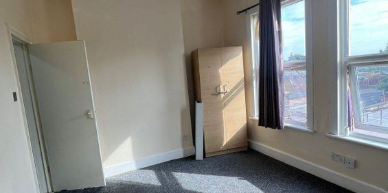 Studio flat with Seperate kitchen -Ilford Station -£900 PCM - Photo 3