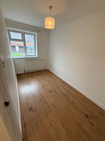 3 bedroom flat to rent - Photo 3