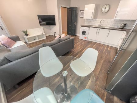 4 bedroom flat to rent - Photo 3