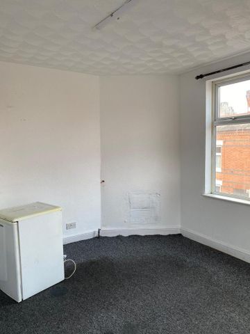4 bedroom flat to rent - Photo 3