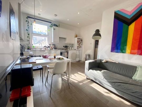 Superbly located three double bedroomed apartment - Photo 1