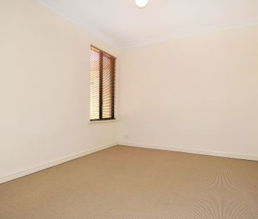 Spacious 4-Bedroom Family Home in Prime Coastal Location - Photo 2