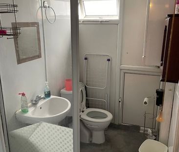 Studio Flat, High Road, IG1 - Photo 6