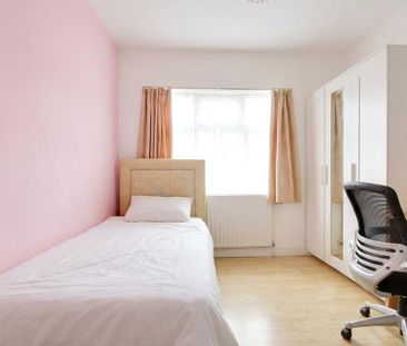 4 bedroom terraced house to rent - Photo 5
