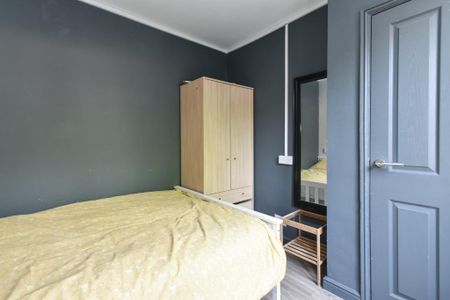 5 bedroom semi-detached house to rent - Photo 4