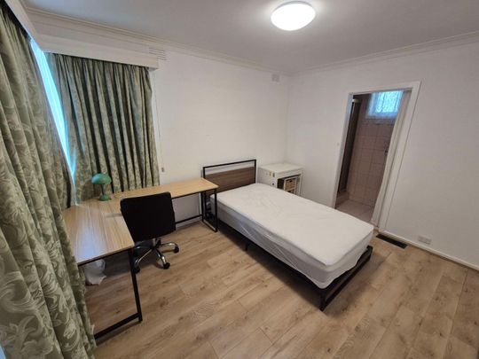 Oakleigh South - Photo 1