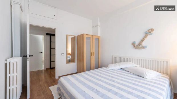 Room for rent in 4-bedroom apartment in Gràcia - Photo 1