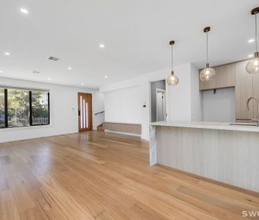 Brand new chic and spacious residence in convenient location - Photo 2