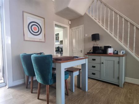 3 bedroom end of terrace house to rent - Photo 2