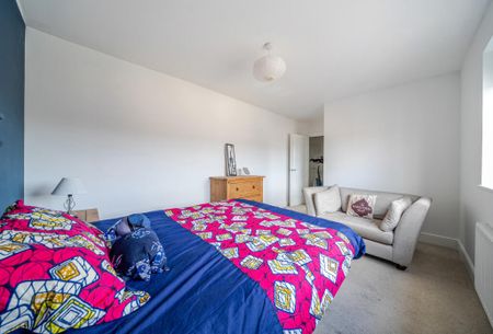 Beautiful Canal Side Two Bed Top Floor Flat to Let in Stroud - Photo 4