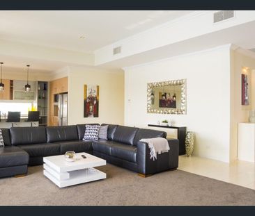 "Water-front luxury: 5-bed family home with pool on the lake" - Photo 2