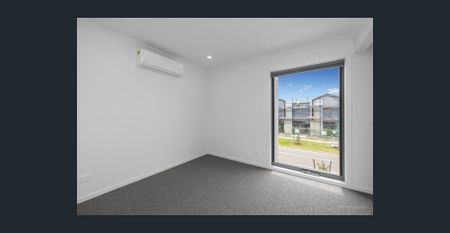 Practical, modern 4-bedroom living! - Photo 4