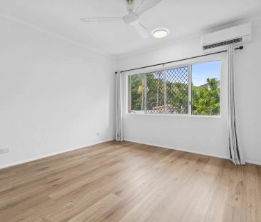 Stunning Freshwater townhouse, prime location & secure complex - Photo 3