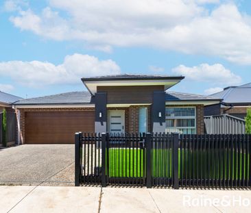 MODERN 4 BEDROOM HOME WITH ALL THE EXTRAS - Photo 3