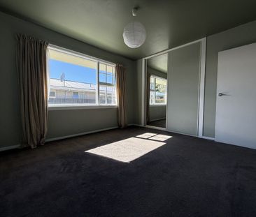 Spacious & Sunny 2-Bedroom – Garage - Great location - Photo 3