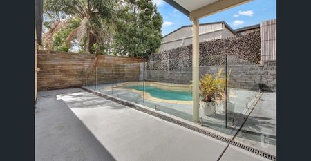 Family Home With Pool - Photo 3