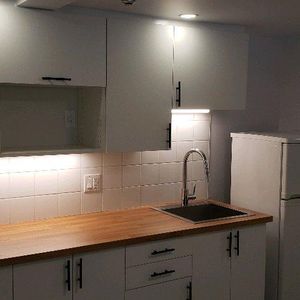 2 1/2 Chauffé, Éclairé, Semi-Meublé. WI-FI($) - Photo 2