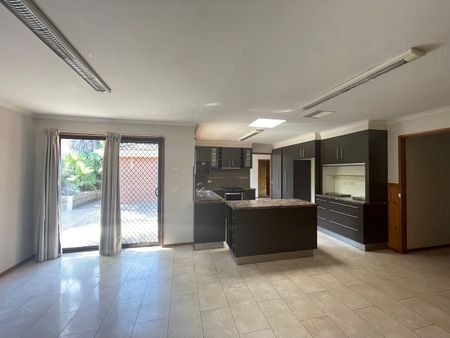 Large Family Home with Pool - Photo 2