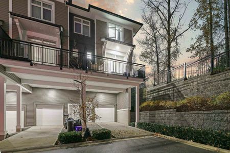 Beautiful 3 Bed and Den Corner Unit Townhouse in South Surrey - Photo 3
