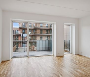 Rummelig og lys 2-værelses lejlighed med egen altan og unikke fælle... - Foto 2