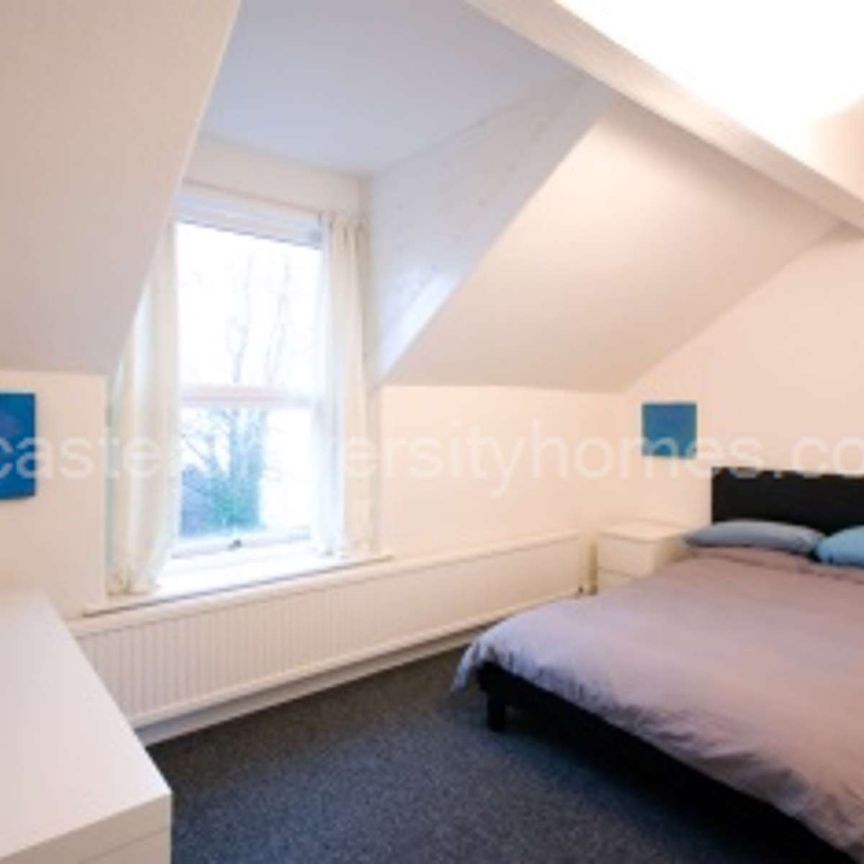 Modern 5 bedroom home ideally located close to the town centre. Room 2 - Photo 1