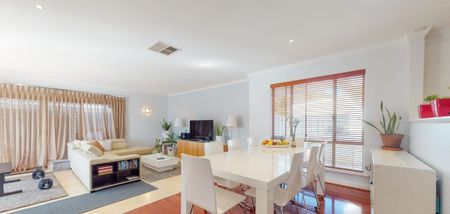 COSY PROPERTY with EASY ACCESS to all AMENITIES! Rossmoyne Senior High School Zone! - Photo 3
