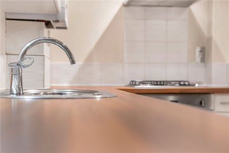 A well presented duplex apartment located within a gated development on a sought after North Oxford street. - Photo 5