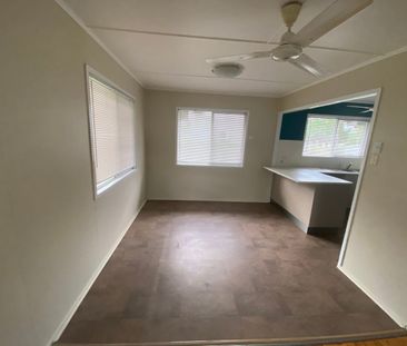 3 Bedroom Neat & Tidy Home ! - Photo 2