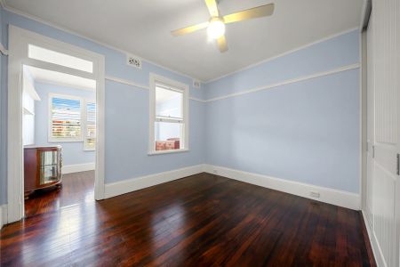 Charming Art-Deco opportunity featuring a tasteful renovation - Photo 3