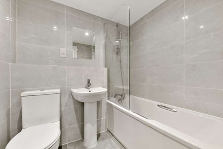 A modern first floor one bedroom apartment located in the heart of High Wycombe - Photo 2