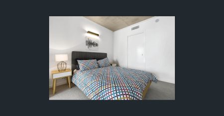 Just bring you! Fully furnished, one bedroom plus large study, views to the river, 3 months free internet. Access to private gardens. - Photo 3