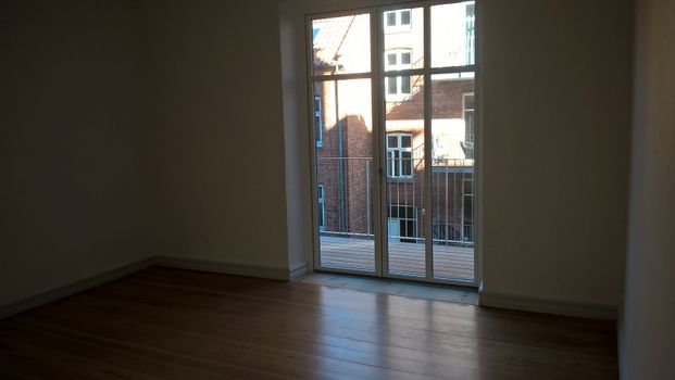 Smuk 5-vær med stuklofter og altan - Photo 1