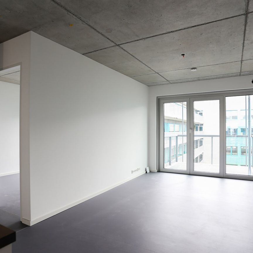 Ab sofort - Helle Neubauwohnung im 6. OG mit Sichtbetondecken, EBK und Smart Home-Features - Photo 1