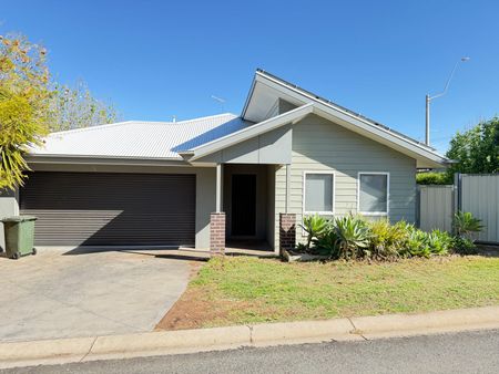 Spacious 4-Bedroom Family Home with a Pool - Photo 3