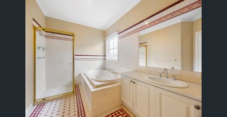 SPACIOUS FAMILY HOME IN PRIME SYDENHAM LOCATION - Photo 5