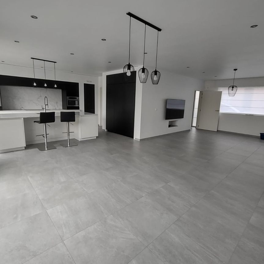 Ruime woning met drie slaapkamers, tuin en garage. - Photo 1