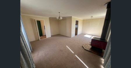 WELL PRESENTED THREE BEDROOM HOME IN PRIME LOCATION - Photo 2