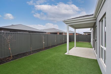 LUXURIOUS FAMILY HOME - Photo 2