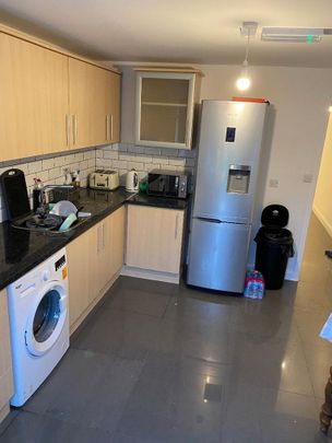 1 bedroom in a house share to rent - Photo 1