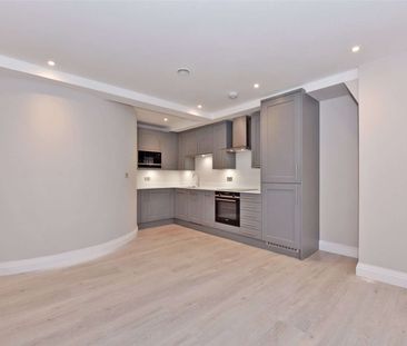 An immaculate one-bedroom top floor flat located in the heart of Ma... - Photo 5