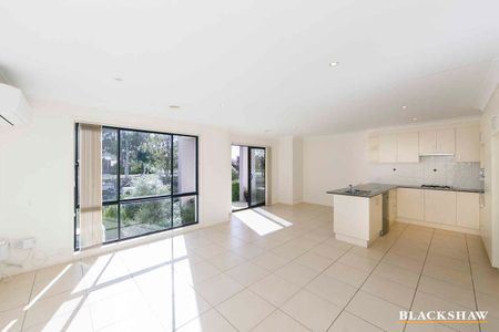 Two storey townhouse 1km to Gungahlin Town Centre - Photo 2