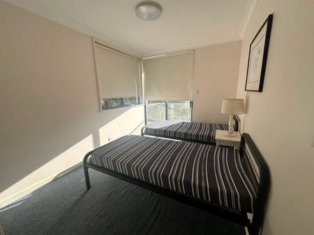 Light-Filled 3-Bedroom Apartment Opposite Bennetts Beach - Photo 2