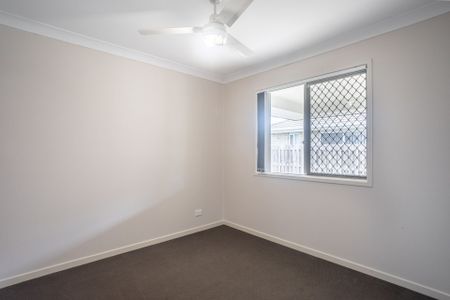 Perfect location opposite Gainsborough State School! - Photo 2