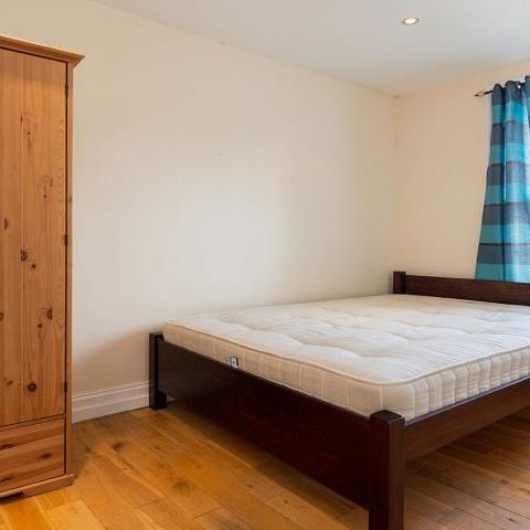 2 Bedroom, 2 bath, 1 reception Flat - Photo 1