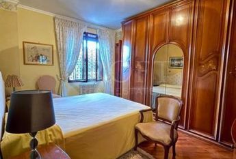 Monteverde Vecchio-Terrace: Furnished 2 Bedroom, 2 Bath, spacious kitchen, living, large private terrace and garden. Bright, silent, near shops, services and transport, located on a quite street in a well kept building. Possible parking. Ref 2375